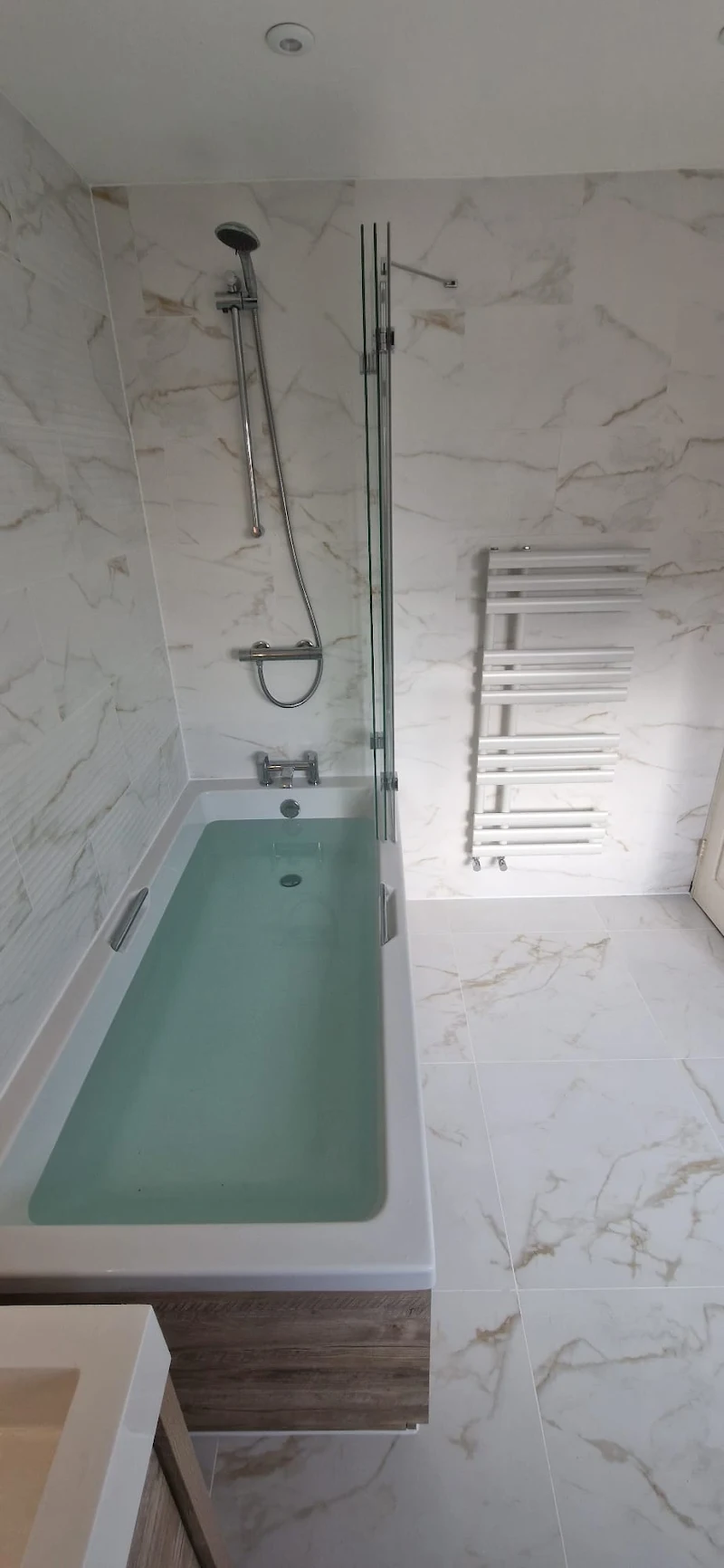 Modern bathroom by AJL